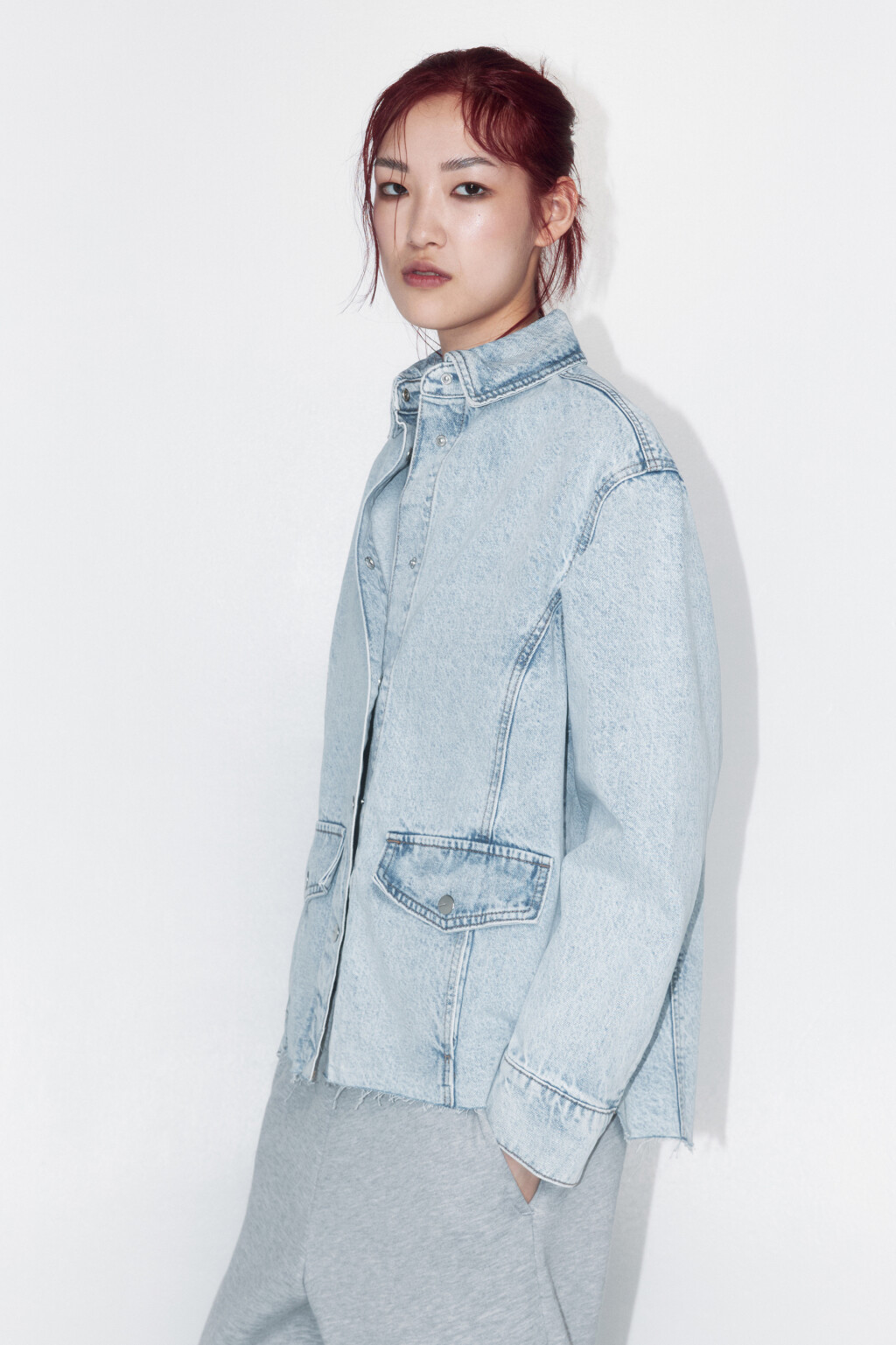 Рубашка джинсовая с открытыми срезами - цвет голубой - 3