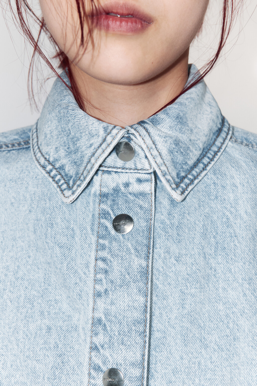 Рубашка джинсовая с открытыми срезами - цвет голубой - 6