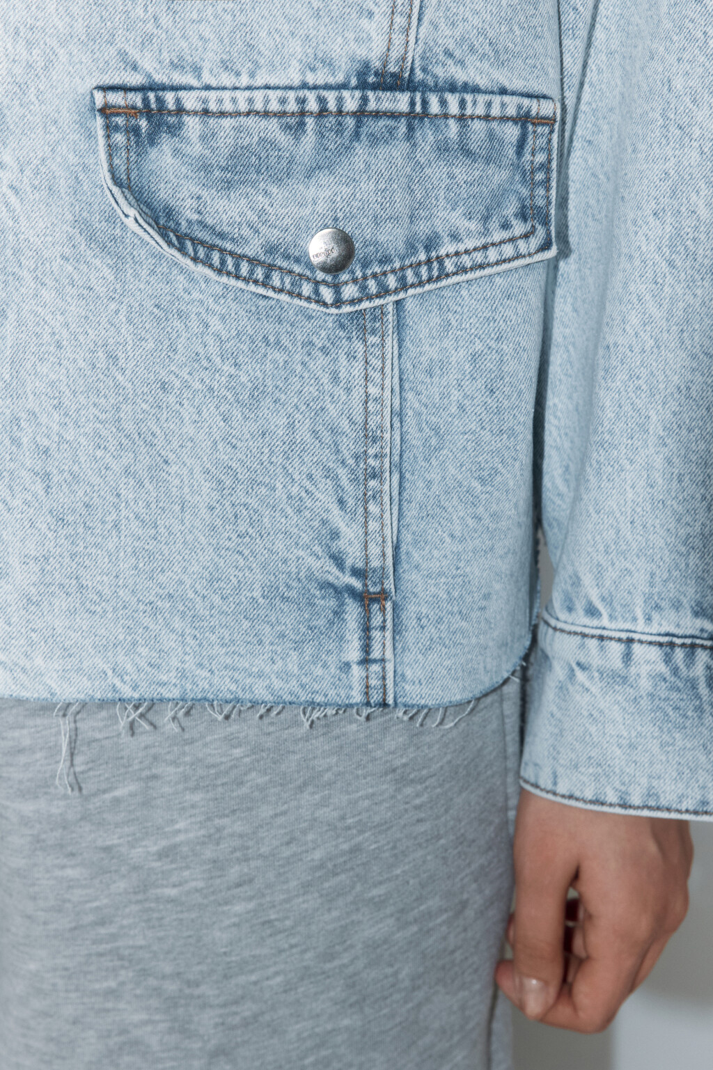 Рубашка джинсовая с открытыми срезами - цвет голубой - 8