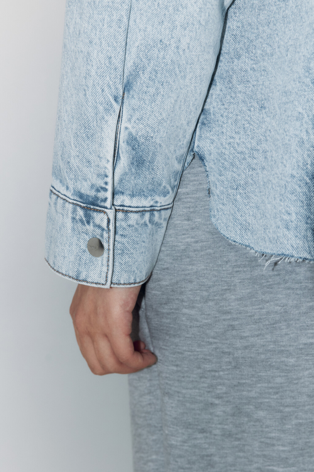 Рубашка джинсовая с открытыми срезами - цвет голубой - 9