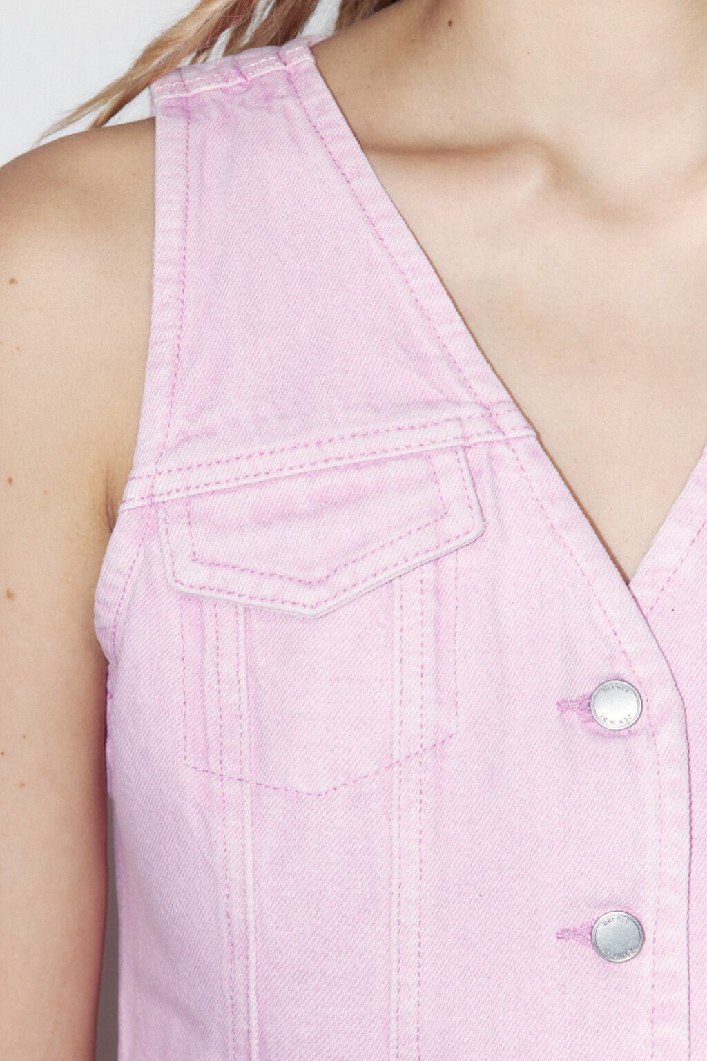 Жилет джинсовый с фигурным низом - цвет розовый - 5