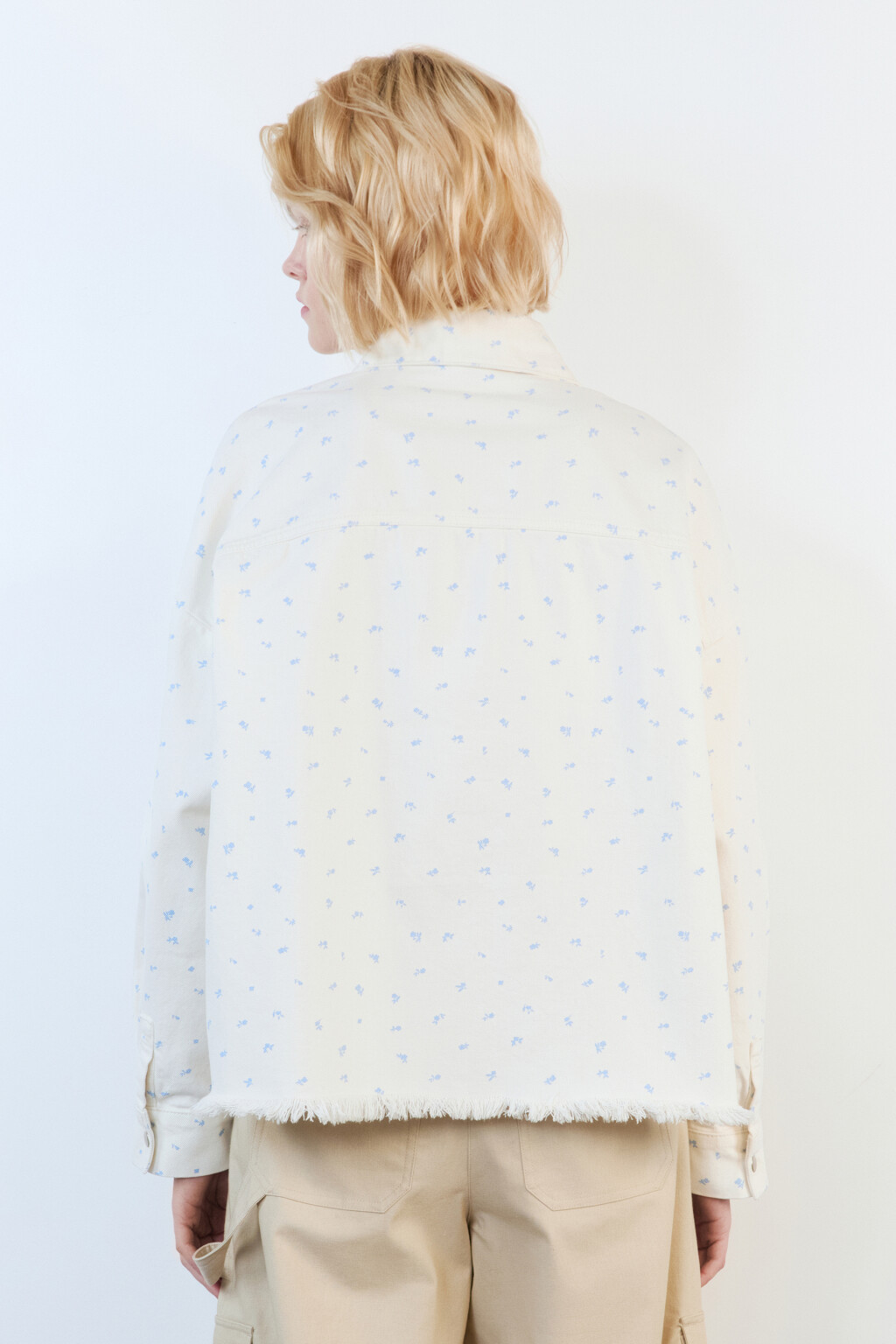 Блузка джинсовая с бахромой и цветочным принтом - цвет голубой - 6