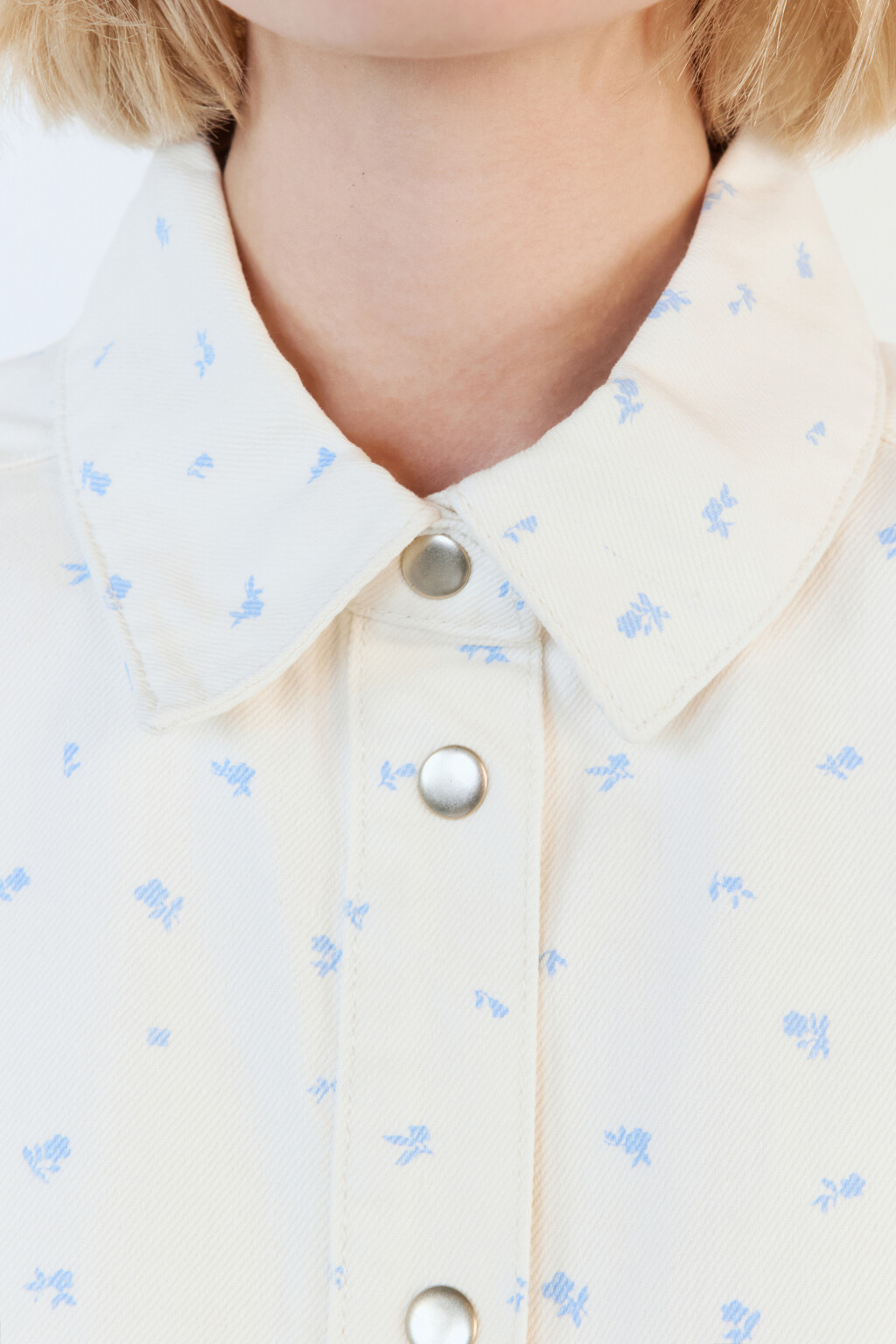 Блузка джинсовая с бахромой и цветочным принтом - цвет голубой - 7