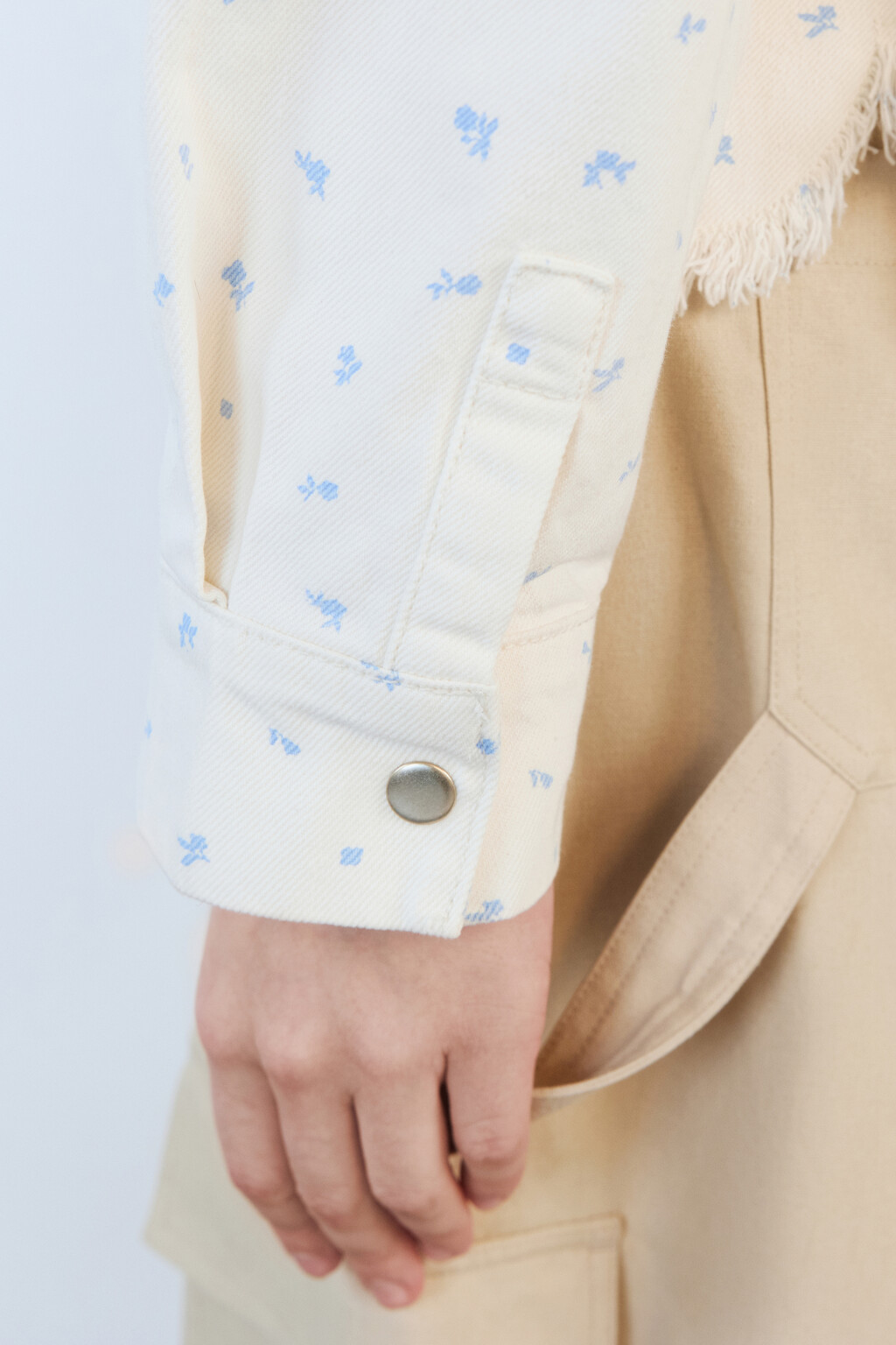 Блузка джинсовая с бахромой и цветочным принтом - цвет голубой - 8