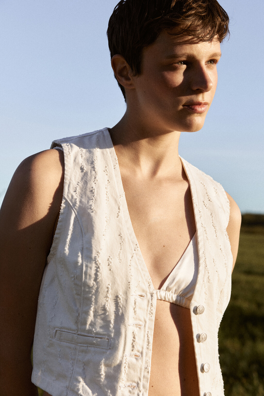 Жилет джинсовый приталенный на пуговицах - цвет белый - 9