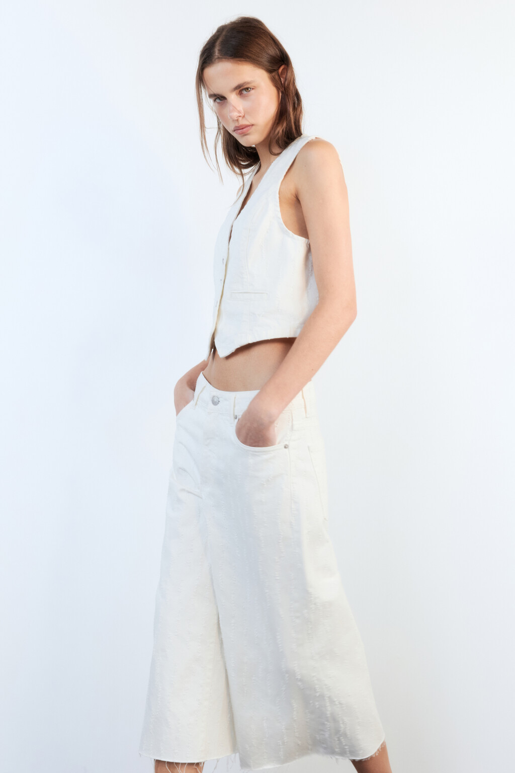 Жилет джинсовый приталенный на пуговицах - цвет белый - 2