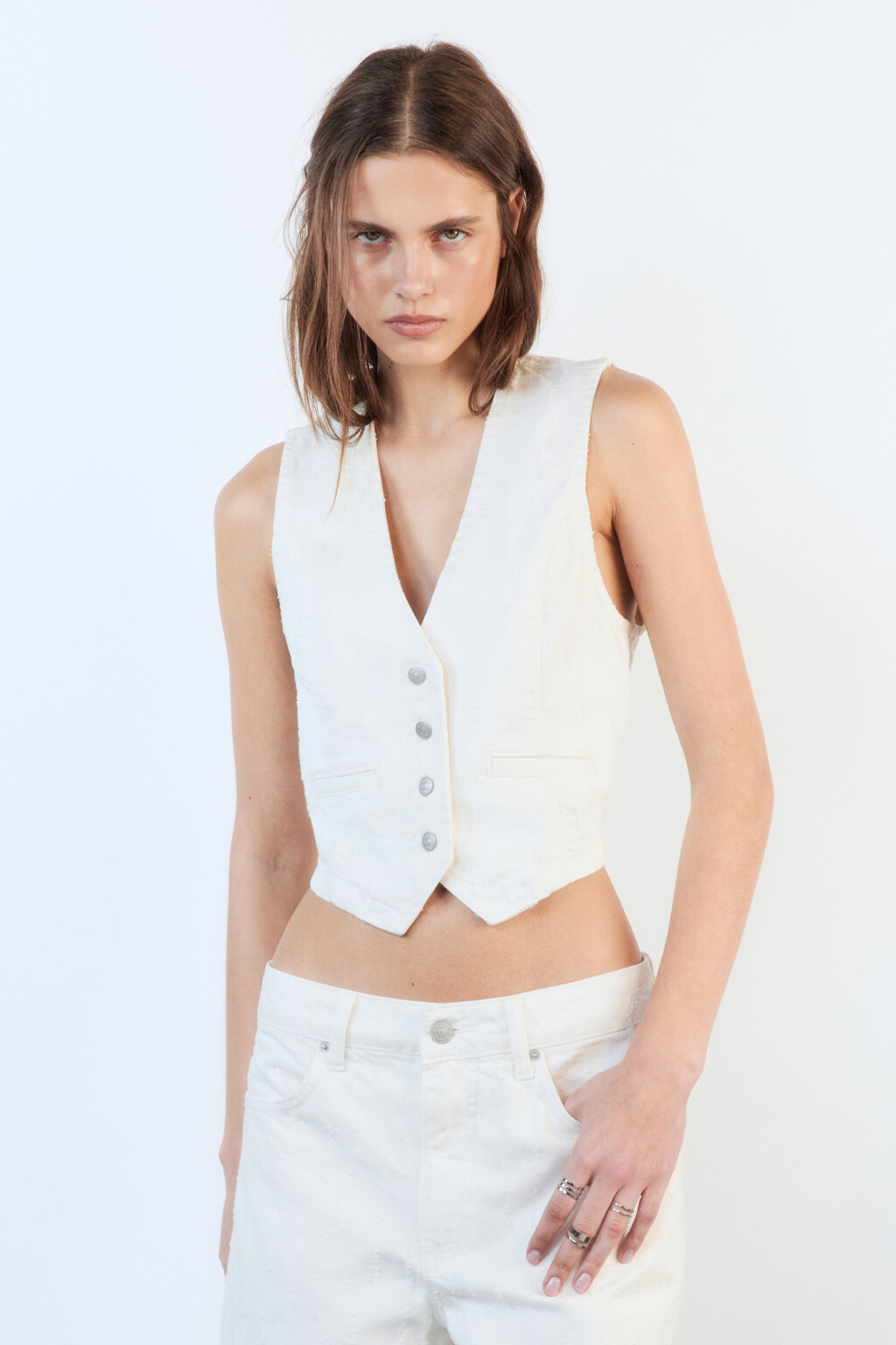 Жилет джинсовый приталенный на пуговицах - цвет белый - 3