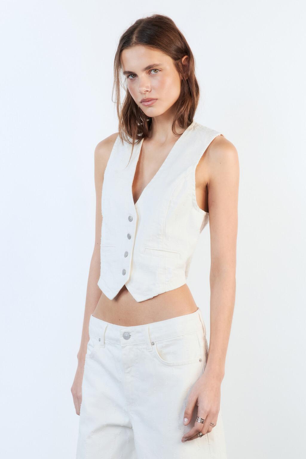 Жилет джинсовый приталенный на пуговицах - цвет белый - 4