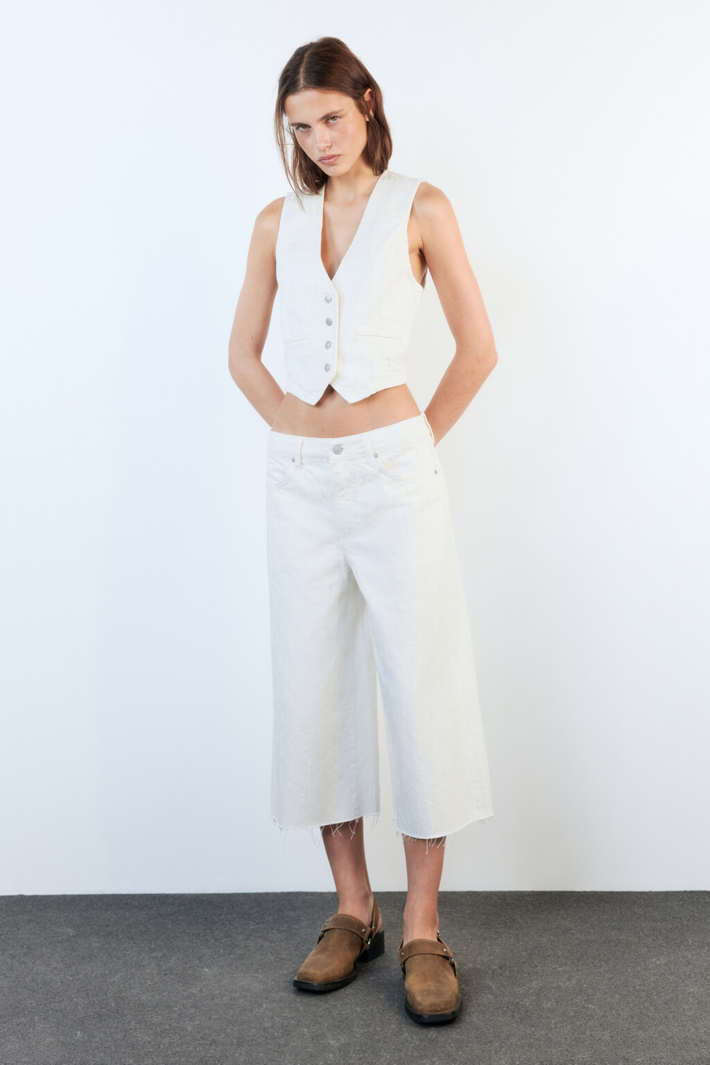 Жилет джинсовый приталенный на пуговицах - цвет белый - 6