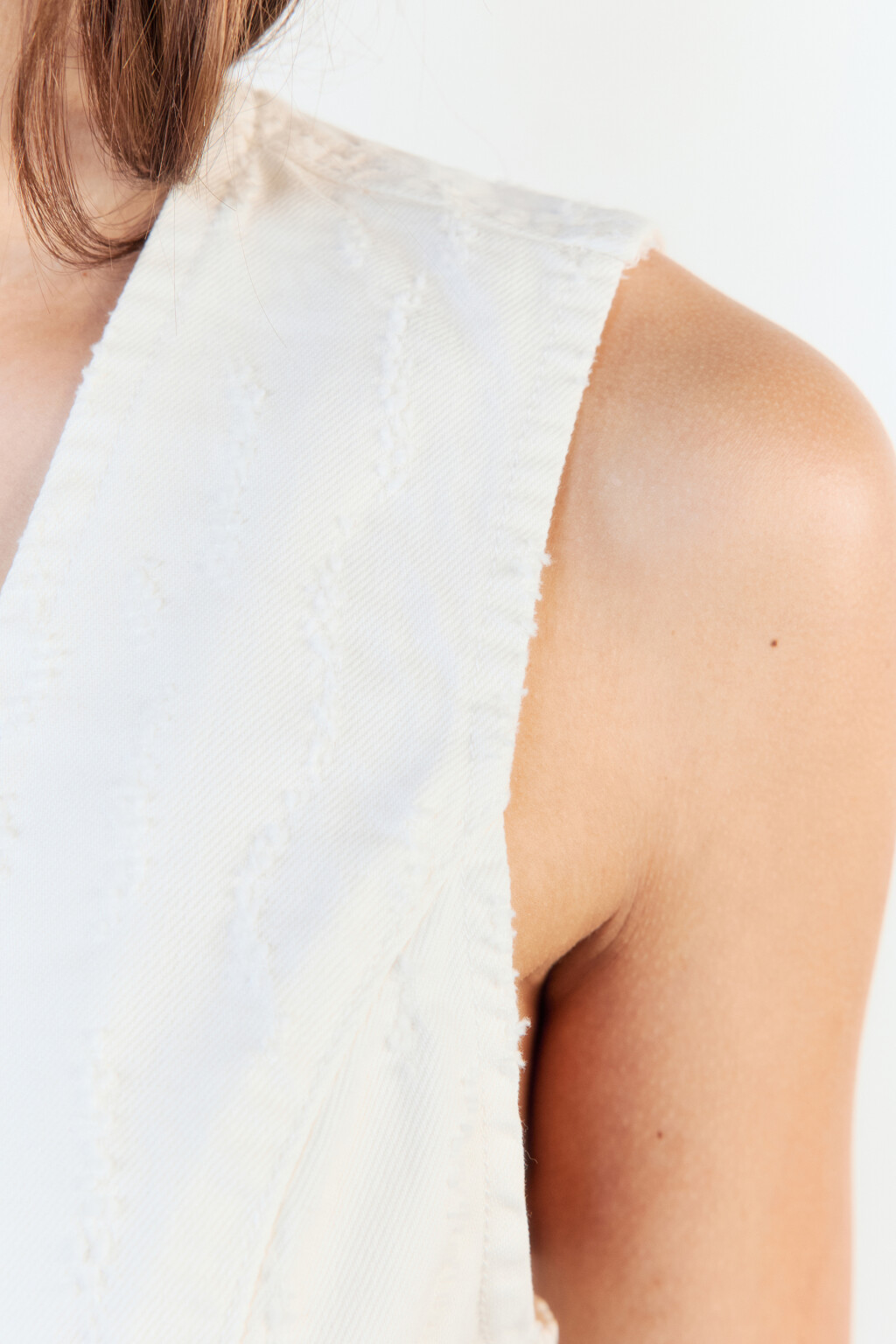 Жилет джинсовый приталенный на пуговицах - цвет белый - 8