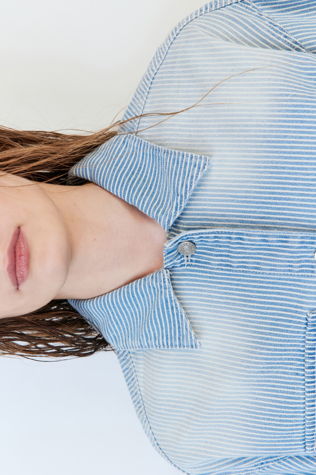 Рубашка джинсовая в полоску с карманами - цвет голубой - 7