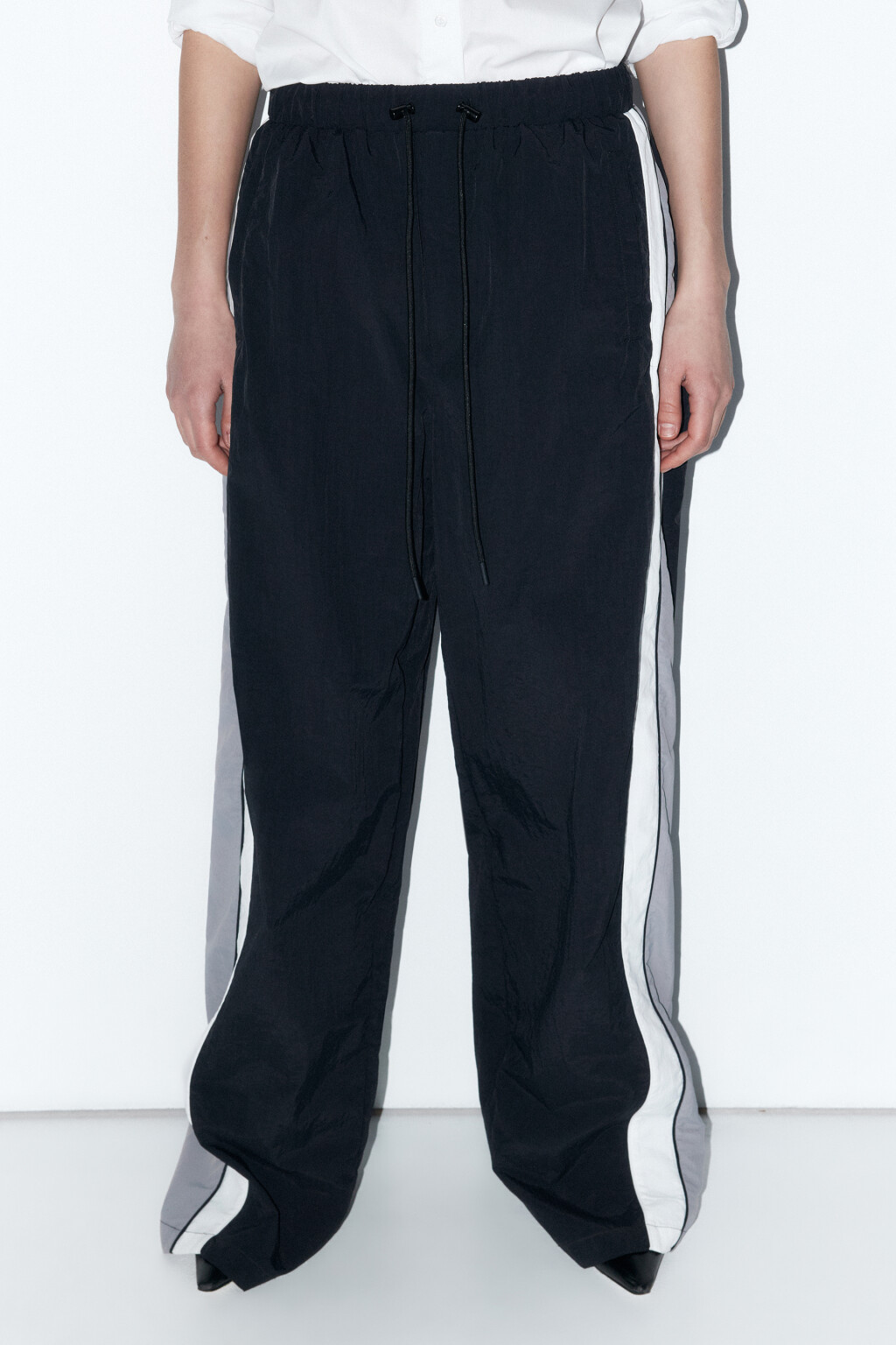 Брюки широкие с лампасами - цвет черный - 2
