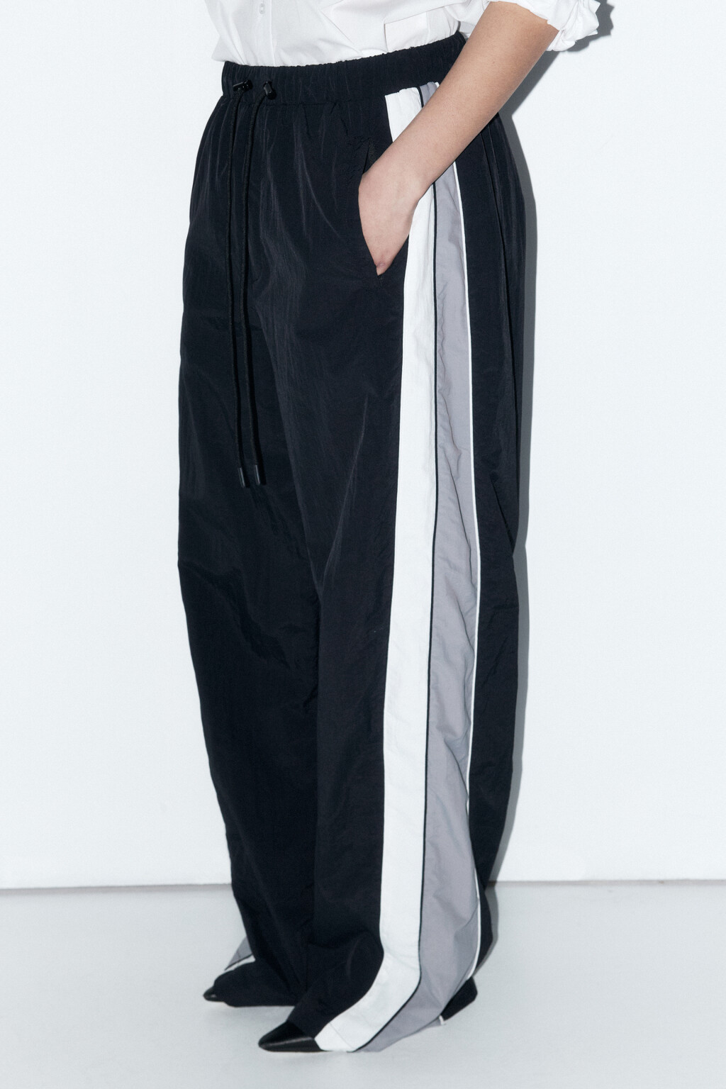 Брюки широкие с лампасами - цвет черный - 3