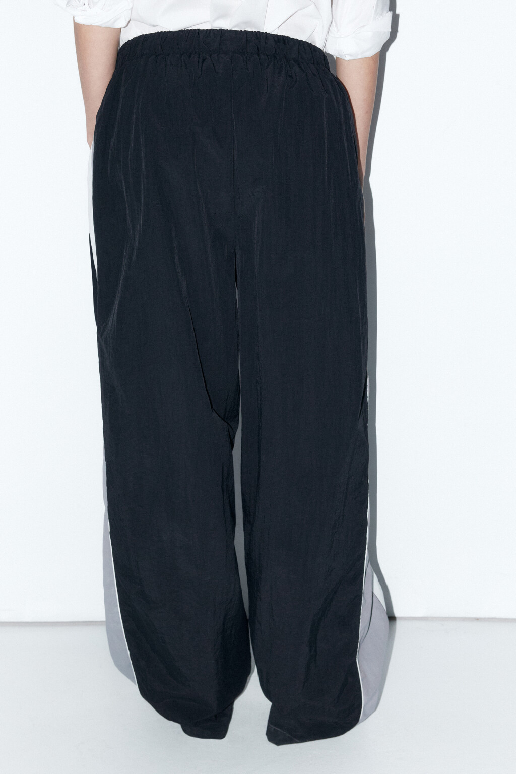 Брюки широкие с лампасами - цвет черный - 4