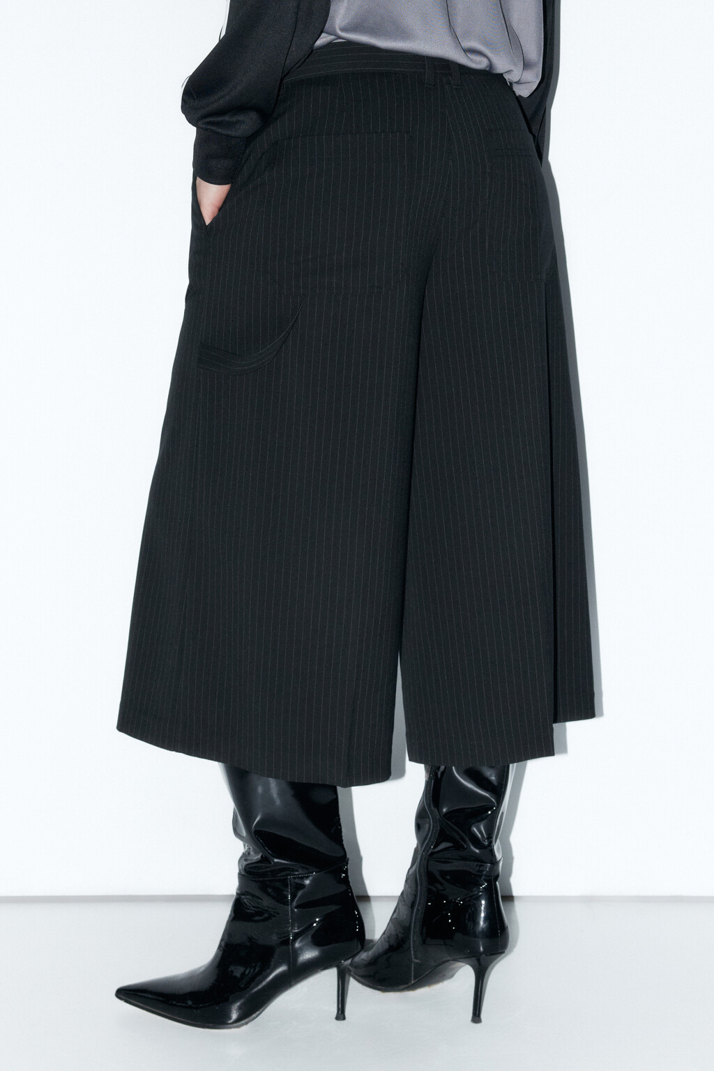 Брюки-кюлоты широкие костюмные - цвет черный - 4