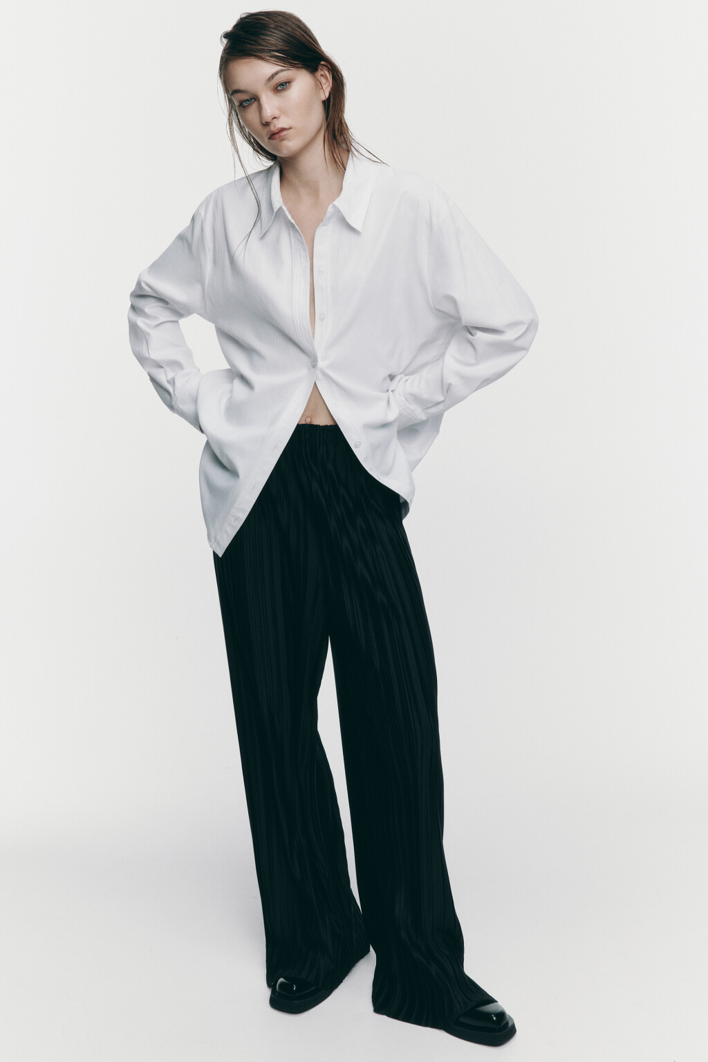 Брюки широкие из плиссированной ткани - цвет черный - 4