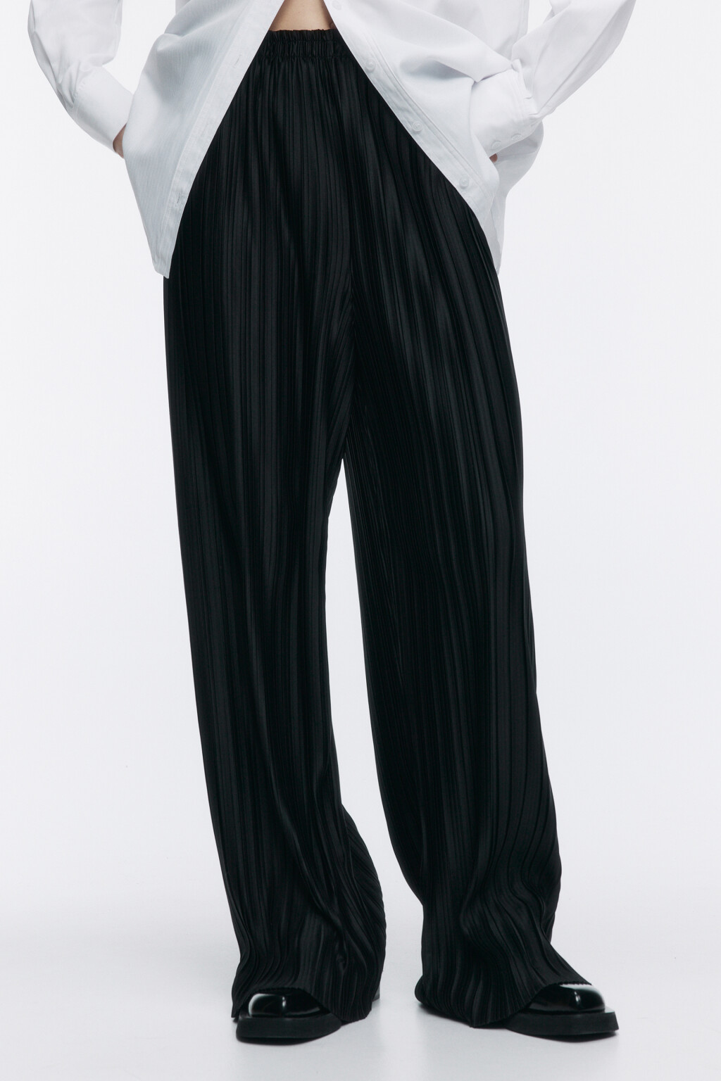 Брюки широкие из плиссированной ткани - цвет черный - 1
