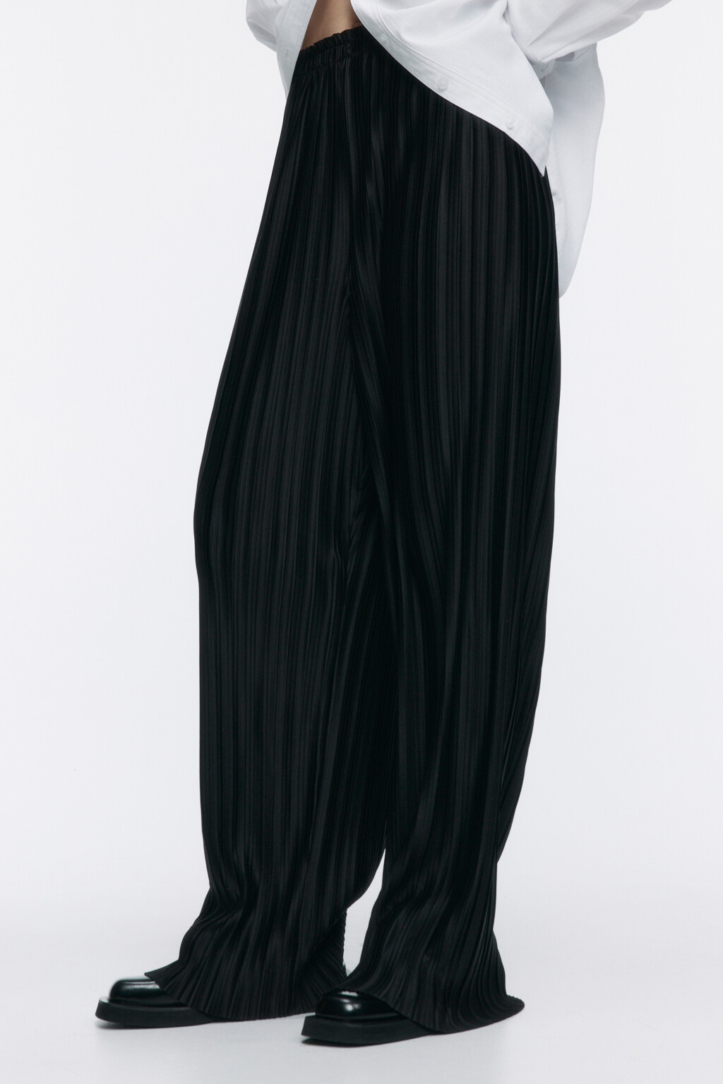 Брюки широкие из плиссированной ткани - цвет черный - 2