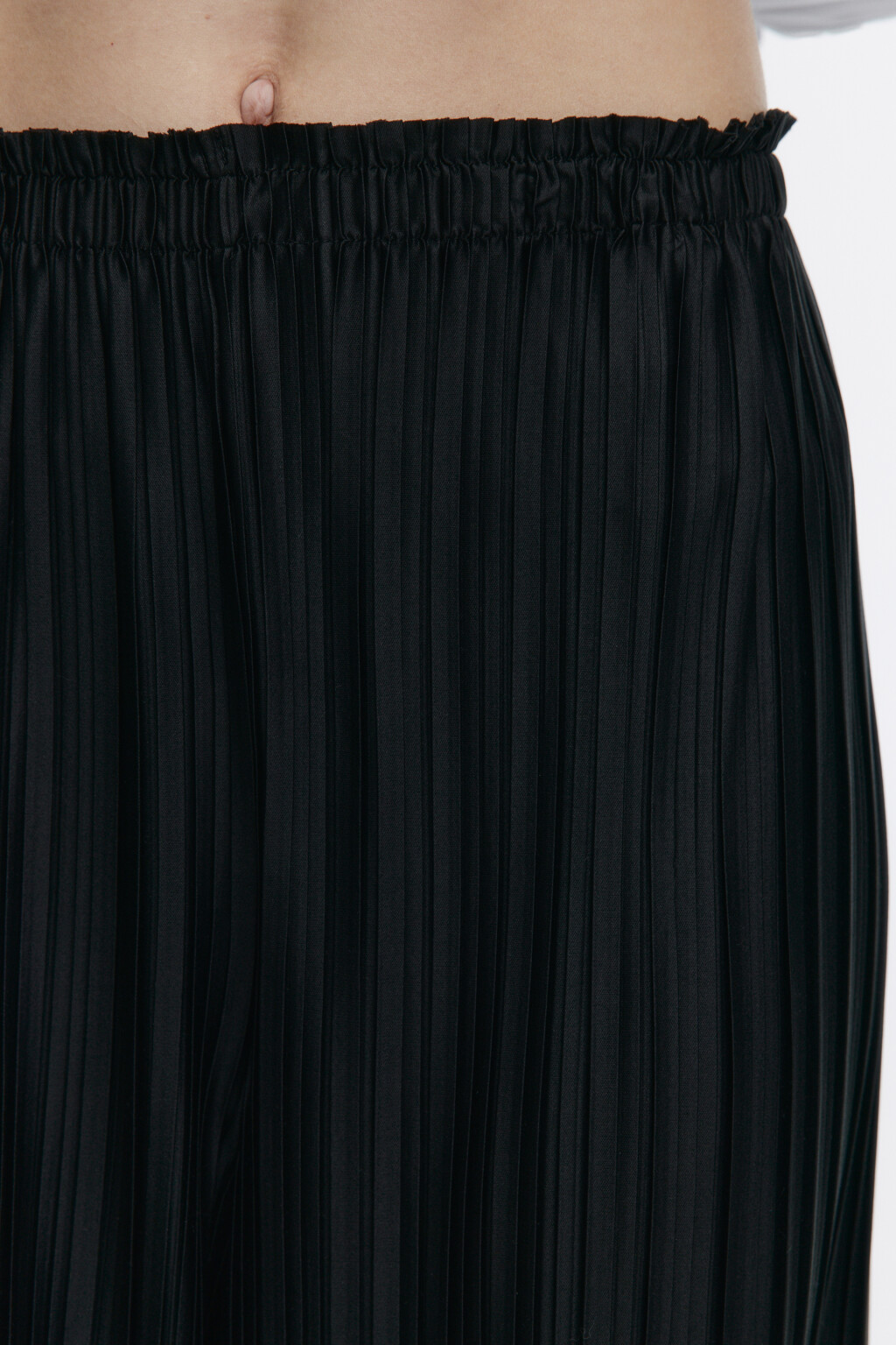 Брюки широкие из плиссированной ткани - цвет черный - 6