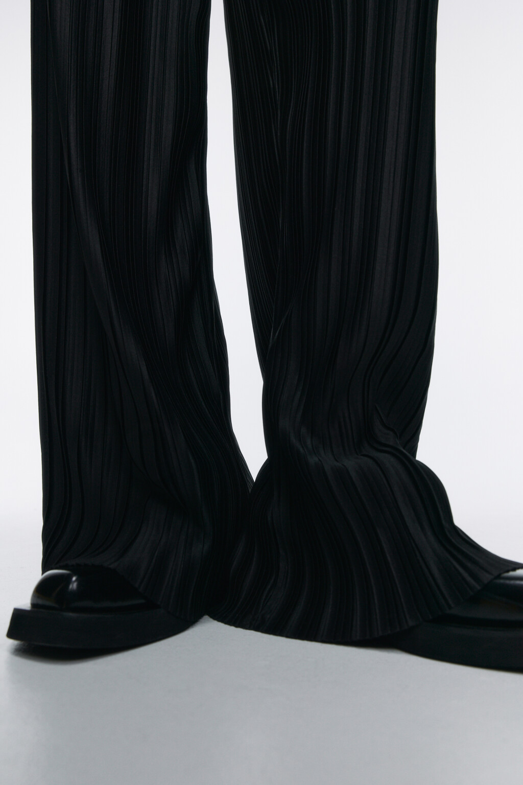 Брюки широкие из плиссированной ткани - цвет черный - 7