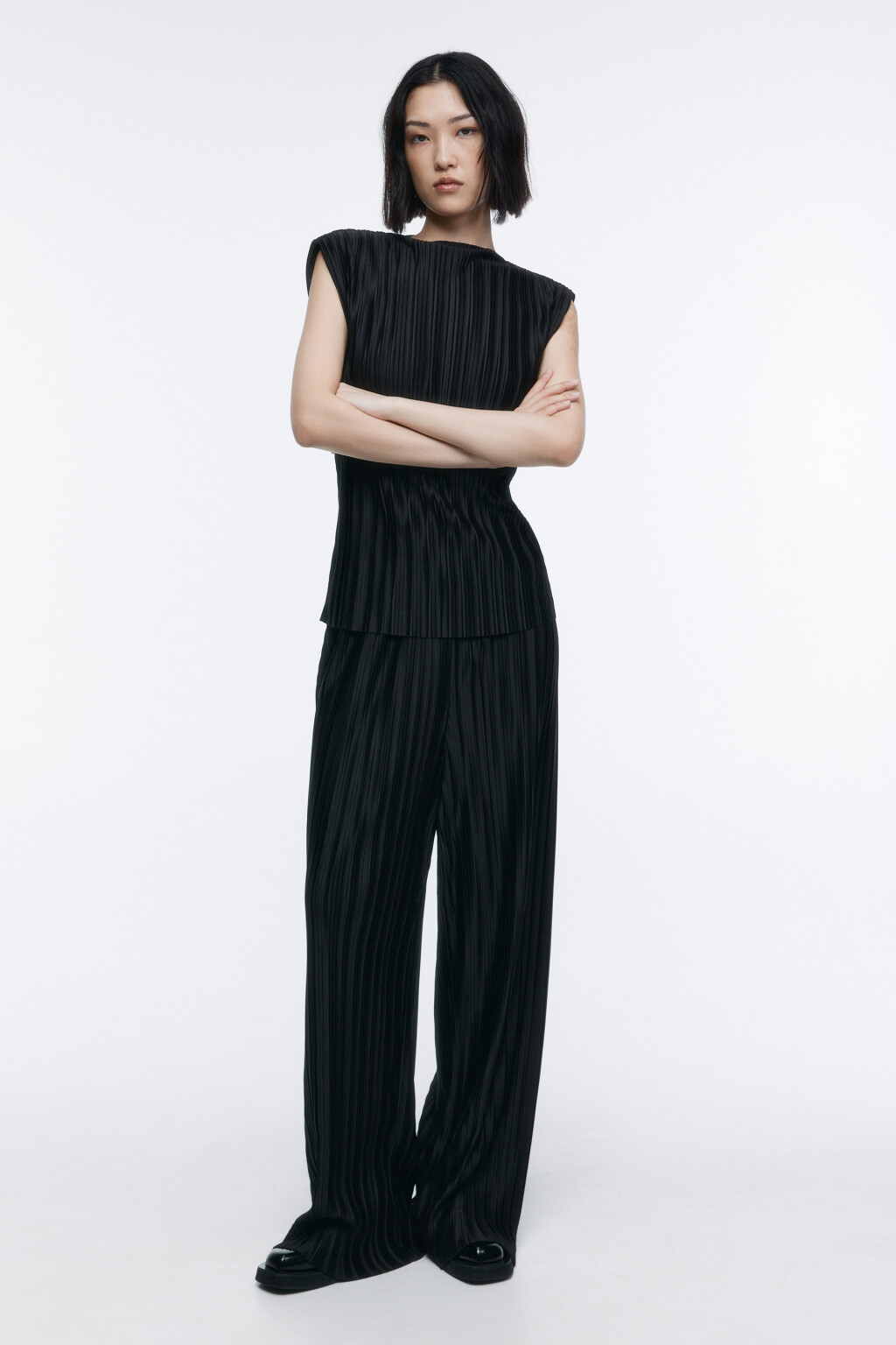 Брюки широкие из плиссированной ткани - цвет черный - 8