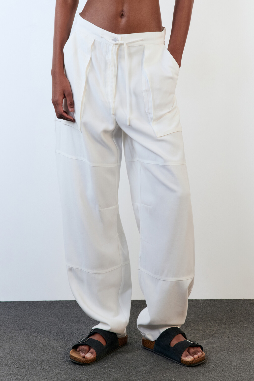 Брюки-карго вискозные с накладными карманами - цвет белый - 2