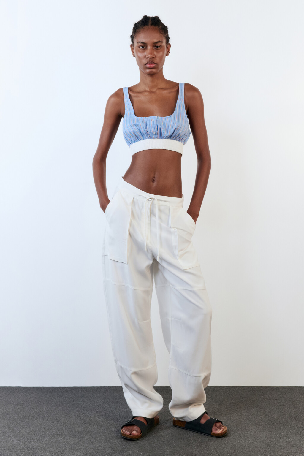 Брюки-карго вискозные с накладными карманами - цвет белый - 5