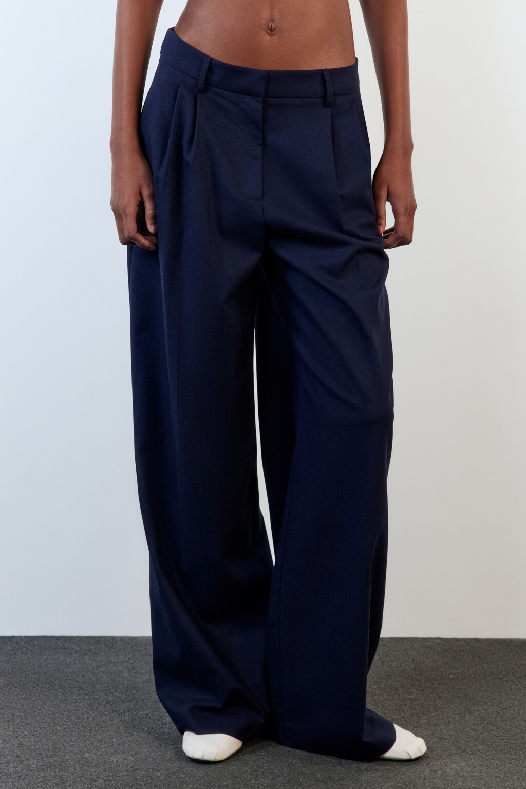 Брюки широкие костюмные из льняной ткани - цвет синий - 2