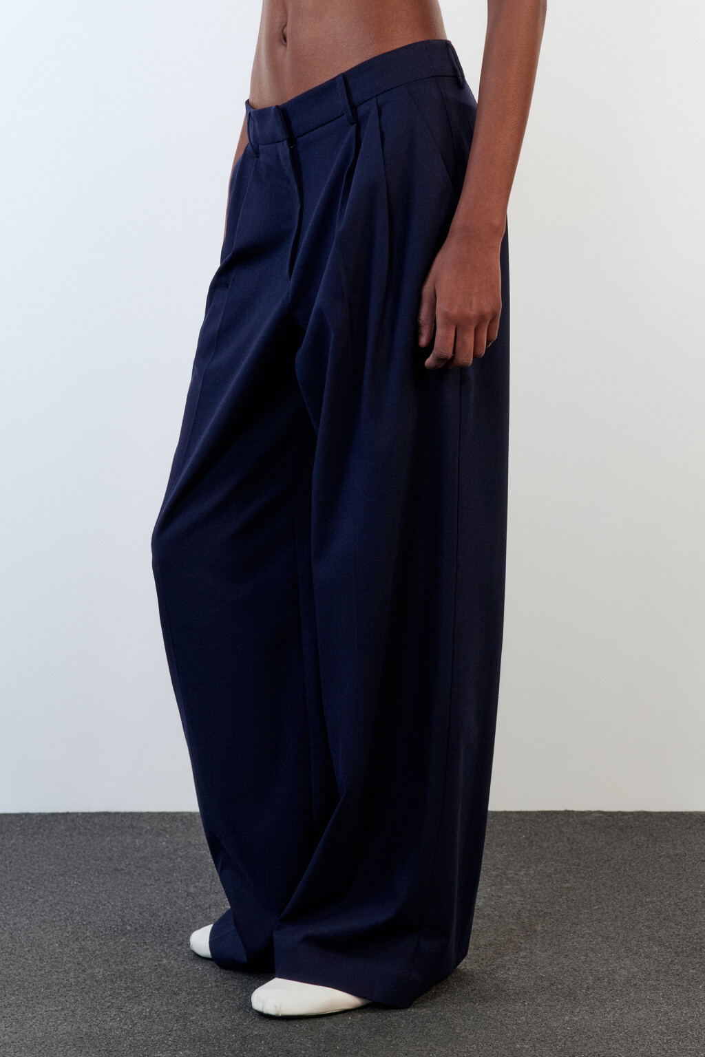 Брюки широкие костюмные из льняной ткани - цвет синий - 3