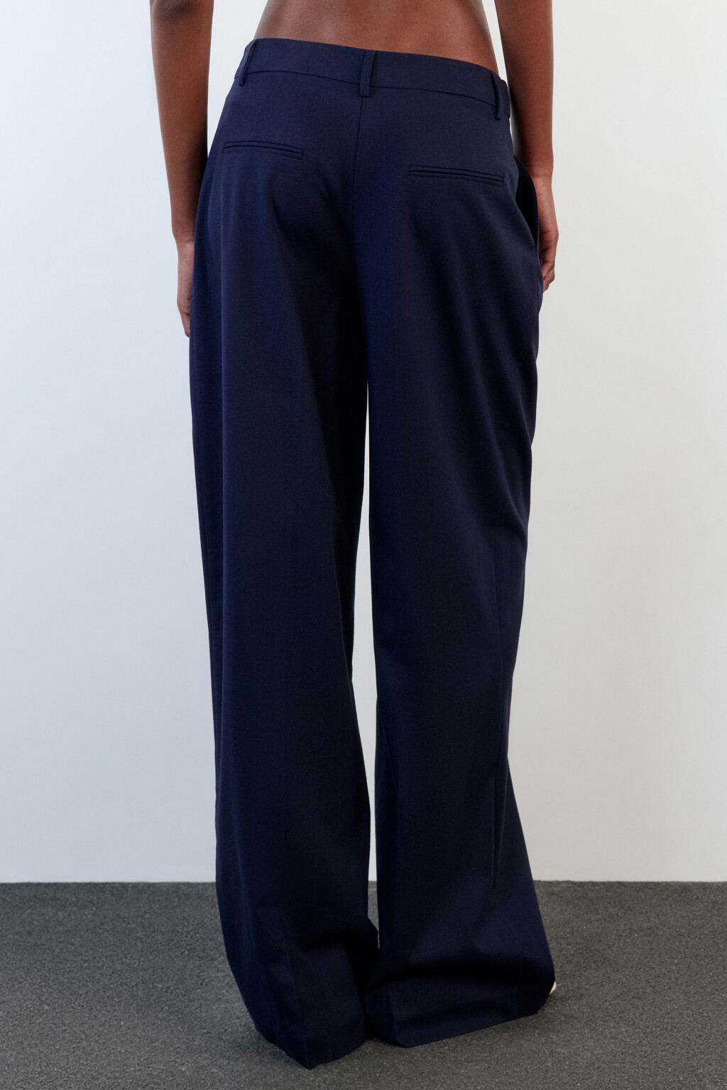 Брюки широкие костюмные из льняной ткани - цвет синий - 4