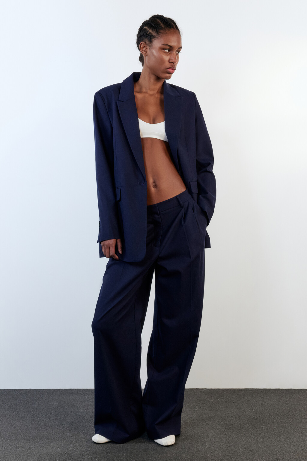Брюки широкие костюмные из льняной ткани - цвет синий - 5