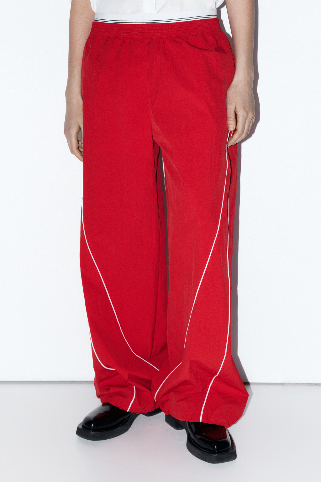 Брюки спортивные широкие с лампасами - цвет красный - 2