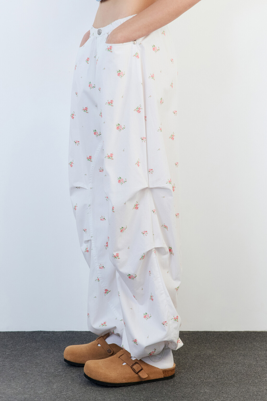 Брюки-парашюты широкие хлопковые с принтом - цвет белый - 4