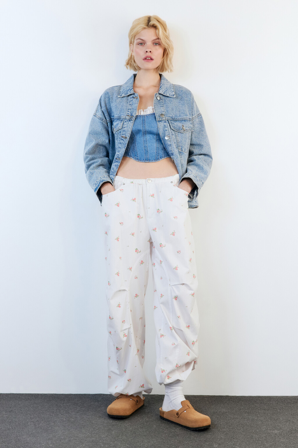 Брюки-парашюты широкие хлопковые с принтом - цвет белый - 5