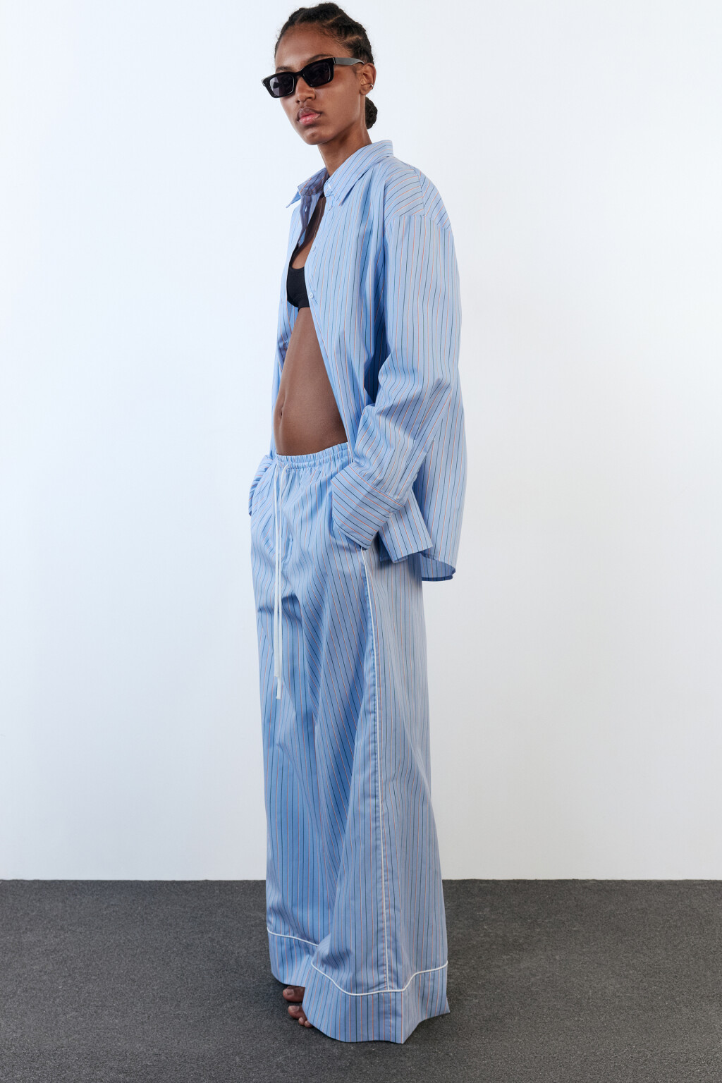 Брюки широкие в полоску в пижамном стиле - цвет голубой - 2