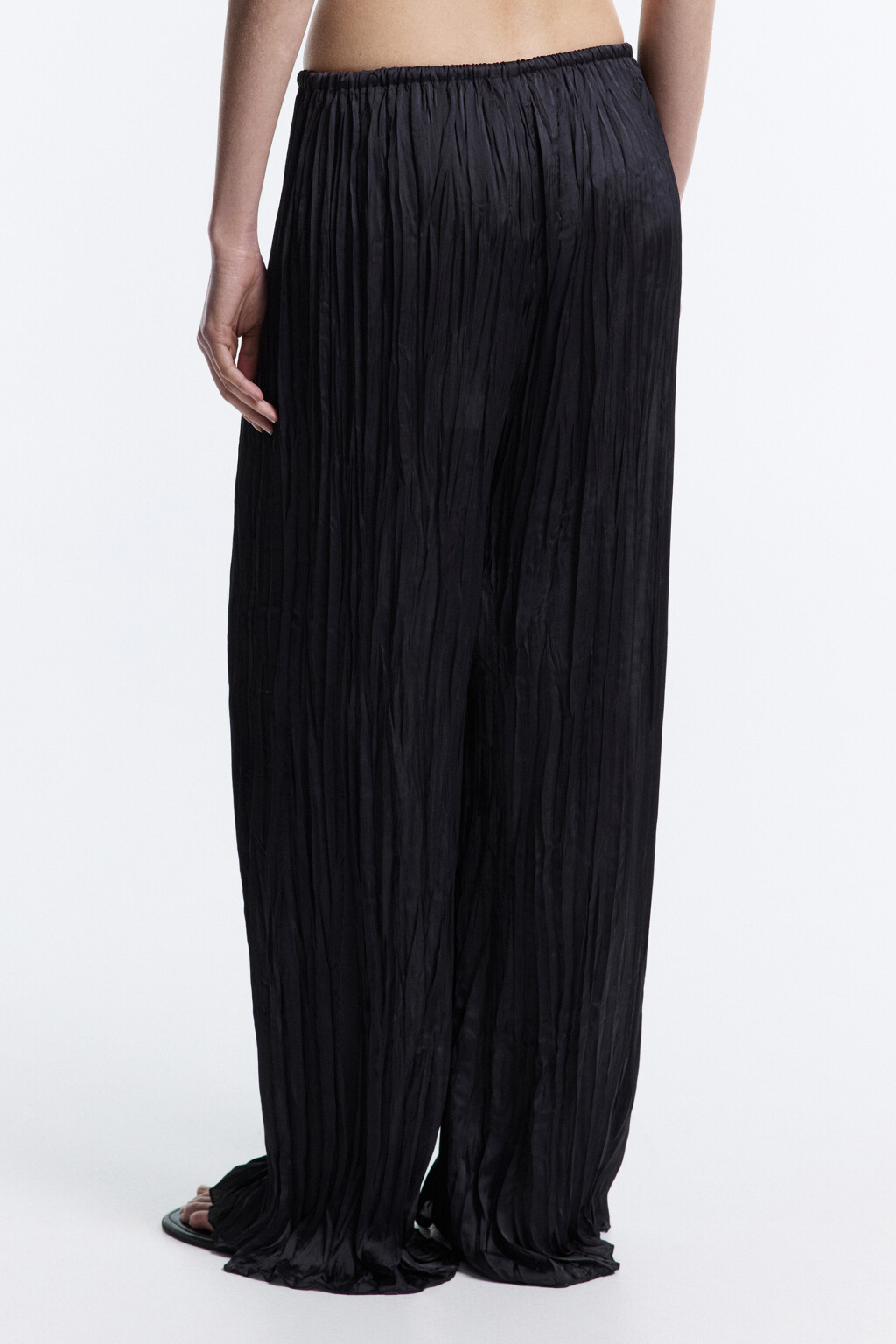 Брюки прямые из жатой атласной ткани - цвет серый - 4