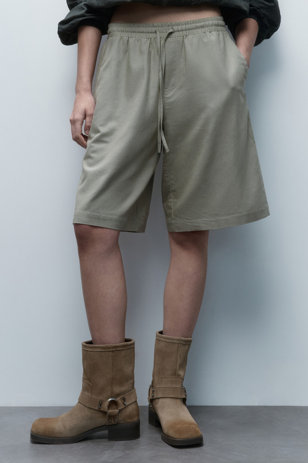 Шорты-бермуды льняные с поясом на завязках - цвет зеленый - 2