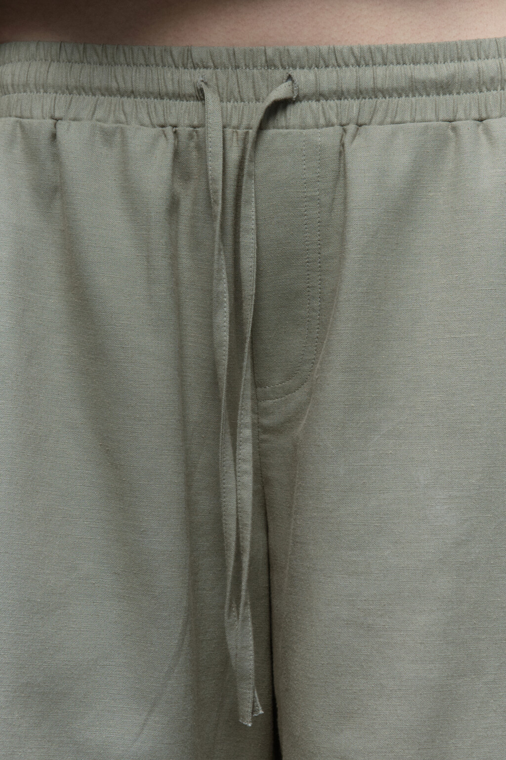 Шорты-бермуды льняные с поясом на завязках - цвет зеленый - 6