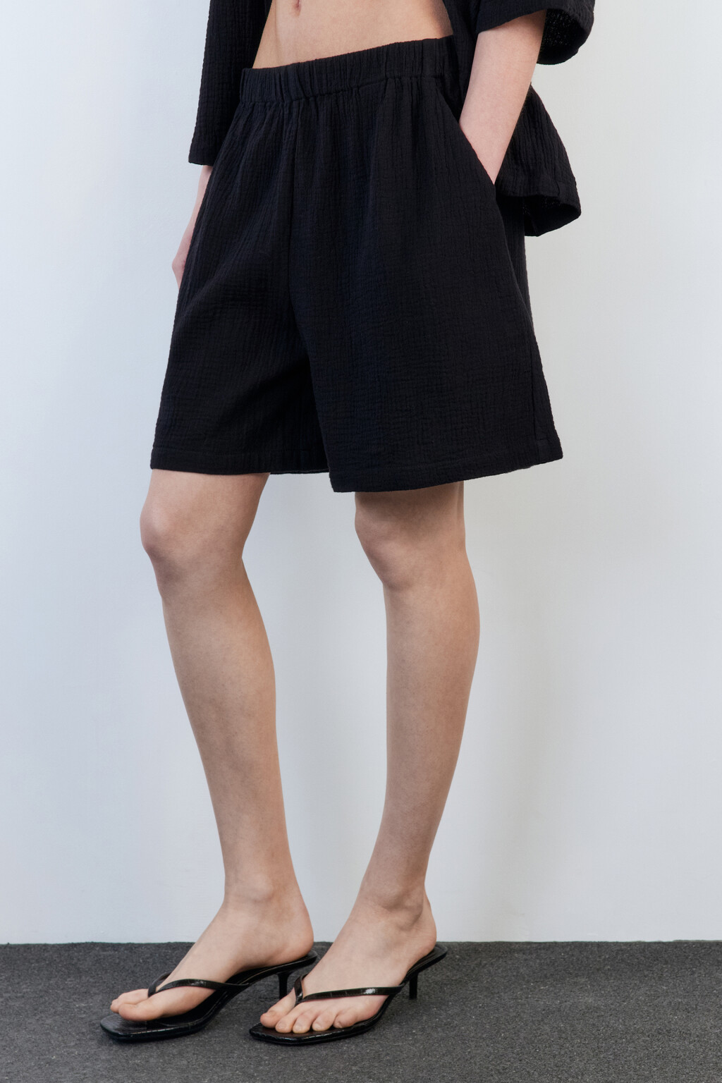 Шорты короткие хлопковые с поясом-резинкой - цвет черный - 3