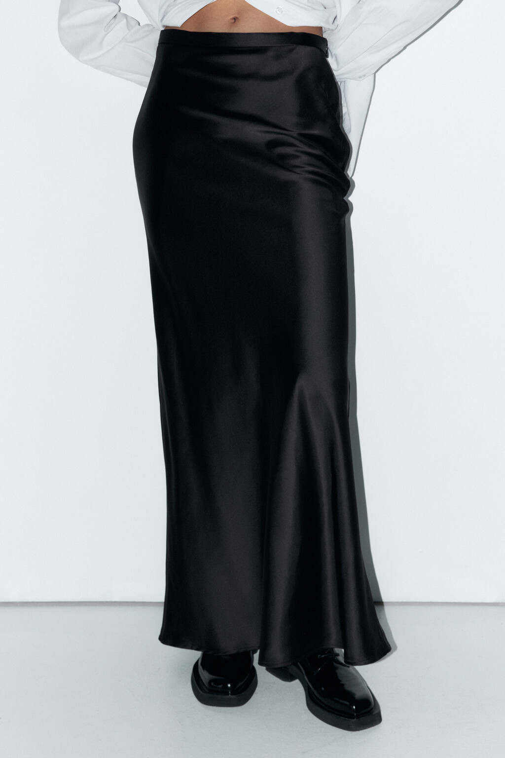 Юбка-трапеция макси сатиновая - цвет черный - 2