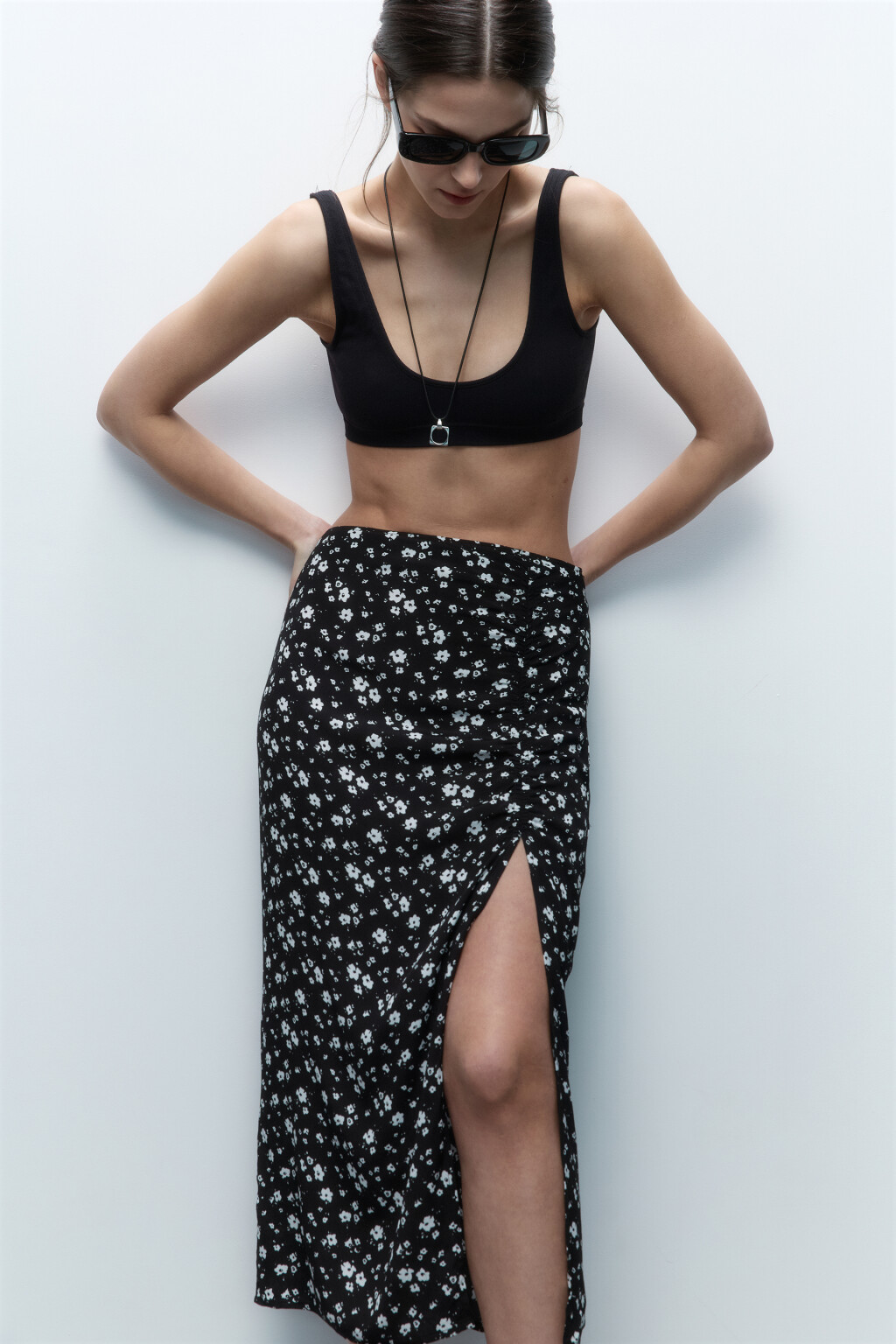 Юбка миди вискозная с разрезом - цвет черный - 1