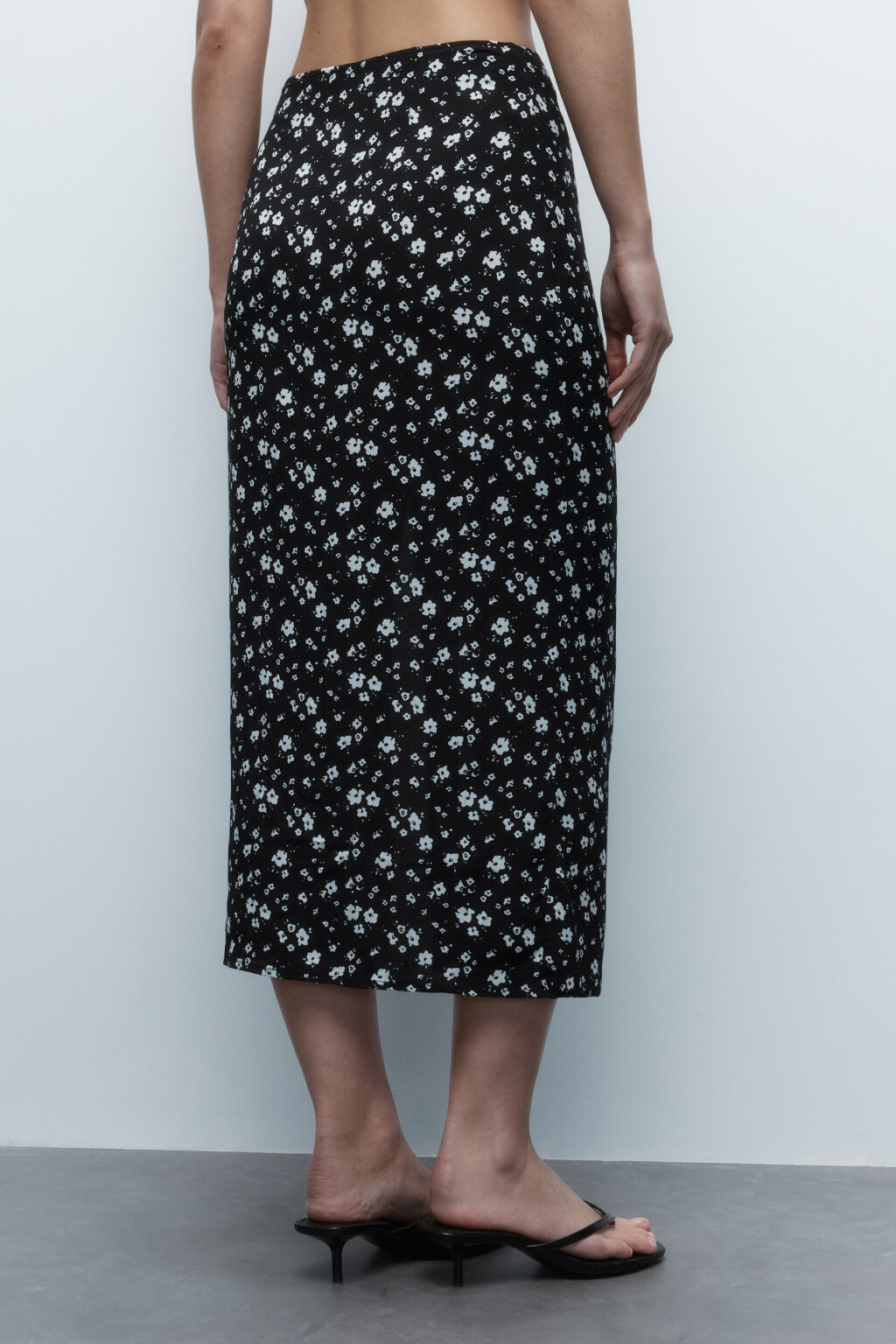 Юбка миди вискозная с разрезом - цвет черный - 4