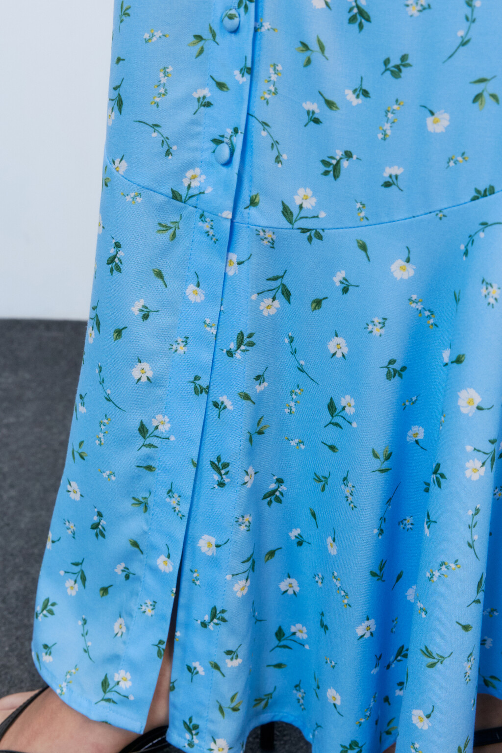 Юбка миди вискозная с пуговицами и воланами - цвет голубой - 7