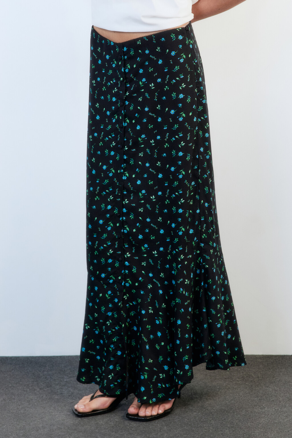 Юбка миди вискозная с пуговицами и воланами - цвет черный - 3