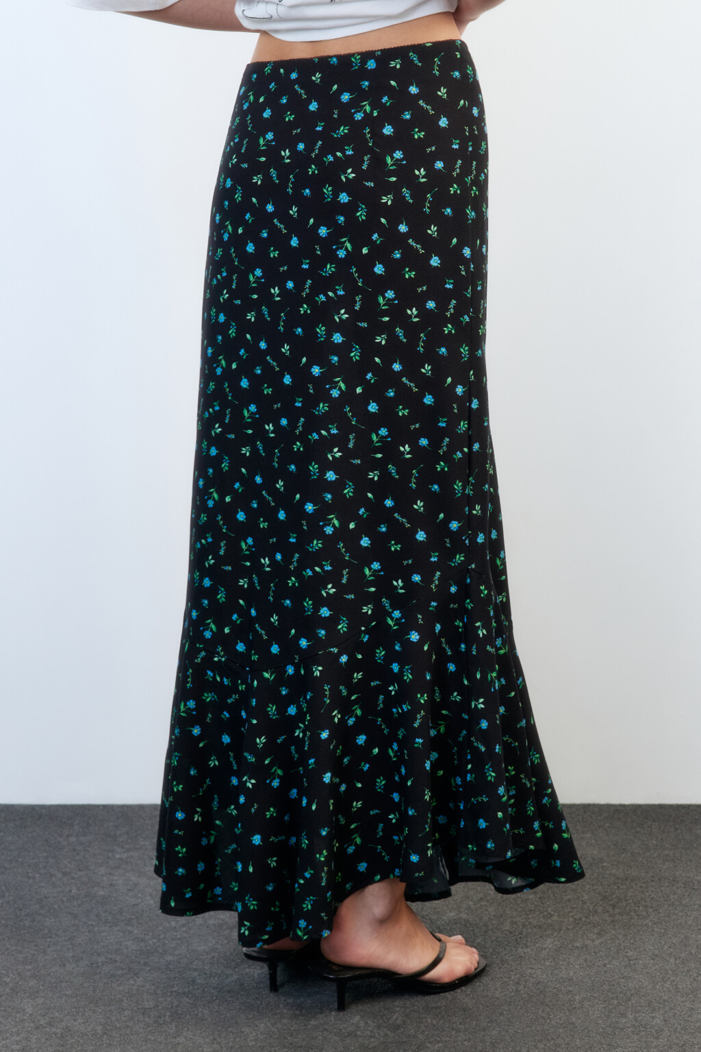 Юбка миди вискозная с пуговицами и воланами - цвет черный - 4