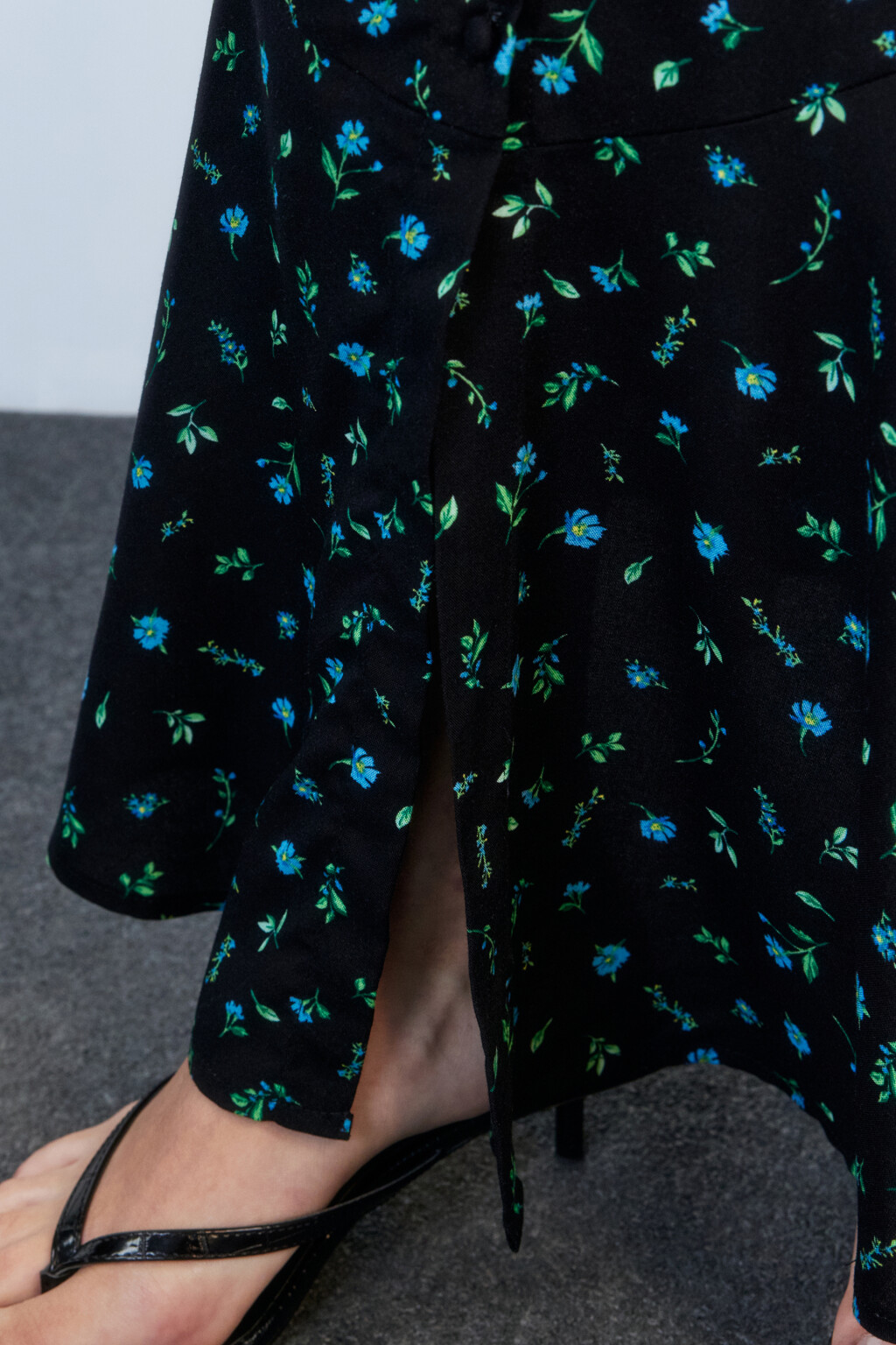 Юбка миди вискозная с пуговицами и воланами - цвет черный - 6