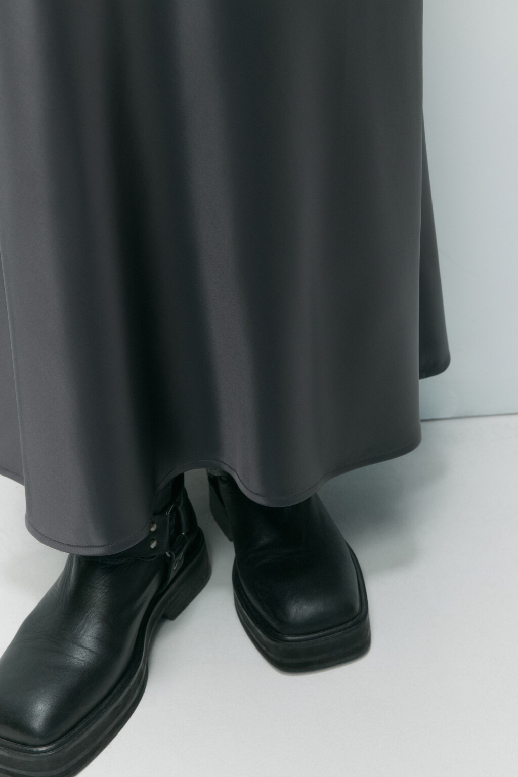 Юбка-трапеция макси атласная - цвет серый - 7