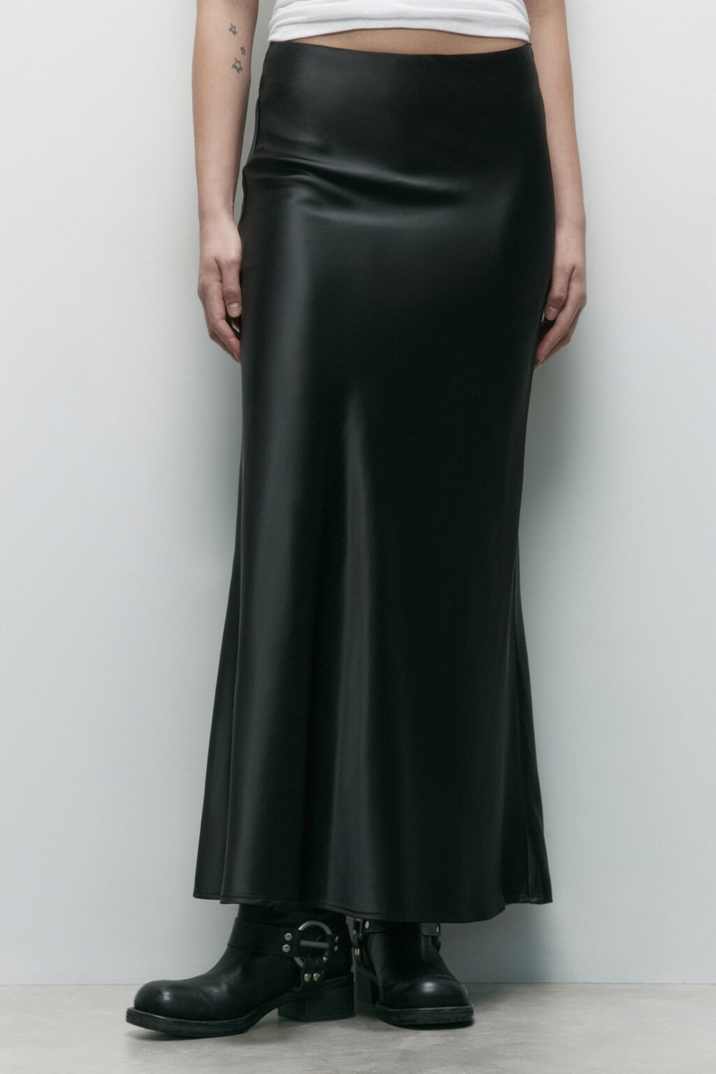 Юбка-трапеция макси атласная - цвет черный - 2