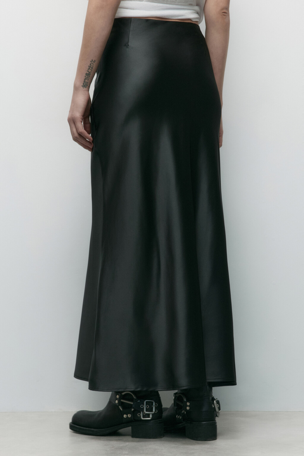 Юбка-трапеция макси атласная - цвет черный - 4