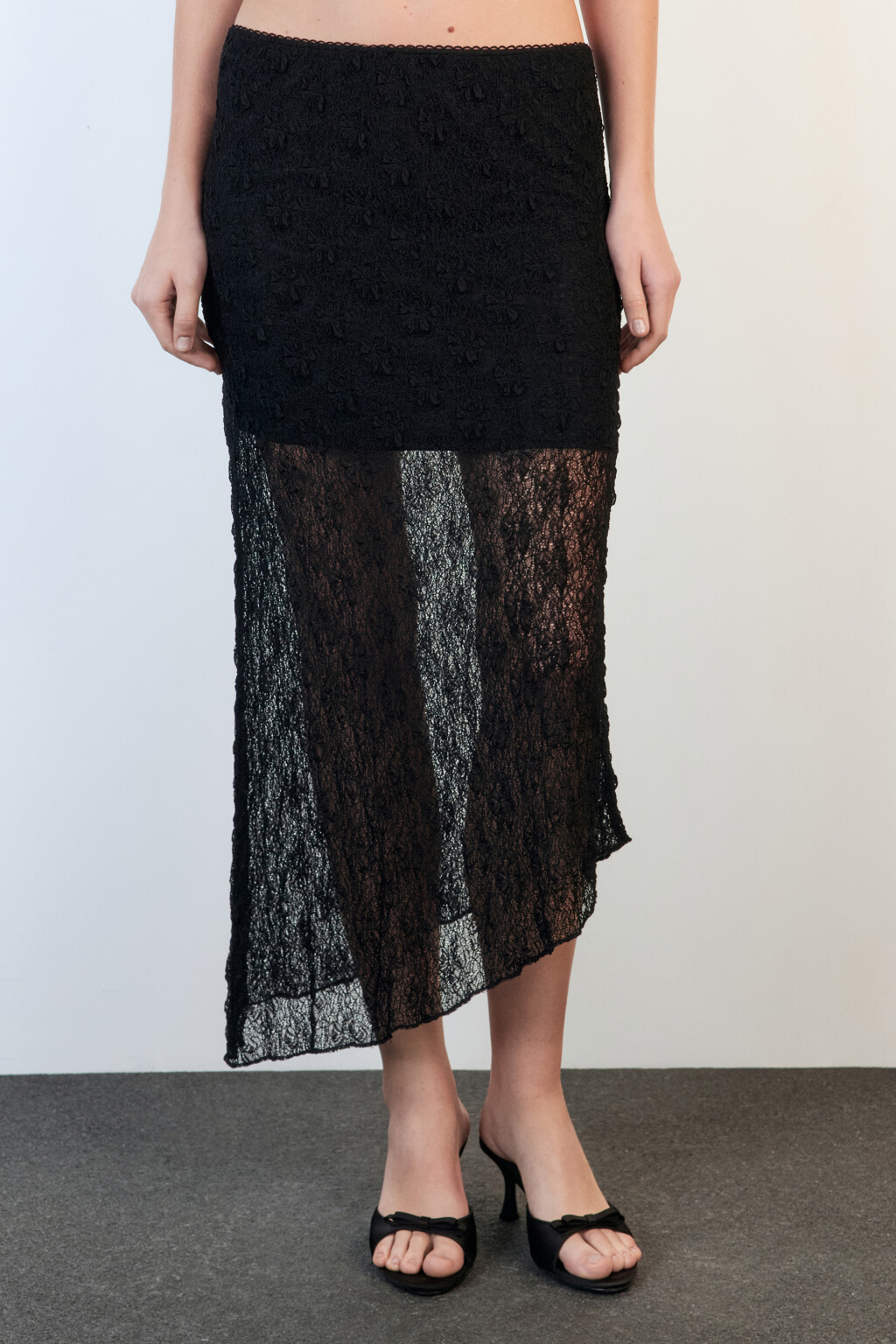 Юбка миди кружевная с асимметричным низом - цвет черный - 3